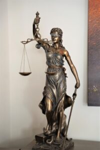 무고죄 방치와 사법부 개혁의 상징 이미지